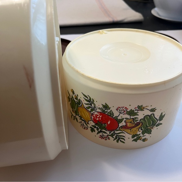 Vintage Sterilite canisters with mushrooms /vegetables. Cream / brown lids - Picture 6 of 7